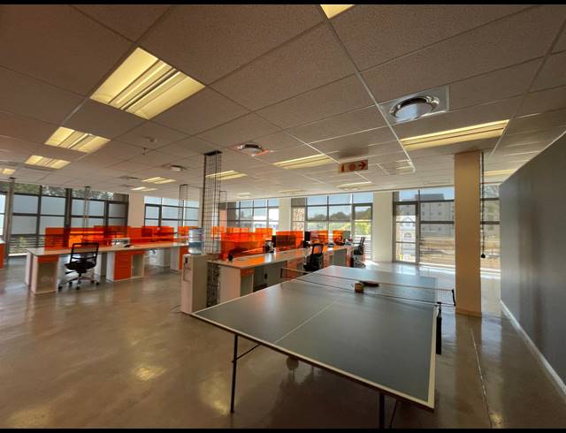 296M² OFFICE TO LET IN BRYANSTON